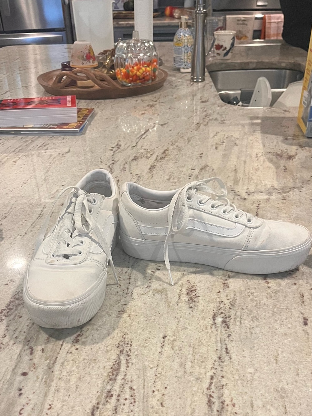 Vans - Casual White Low-Top Lace-Up Sneakers